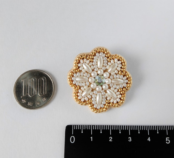 ビーズ刺繍♢花のブローチ＃102アイボリー×ゴールド 4枚目の画像