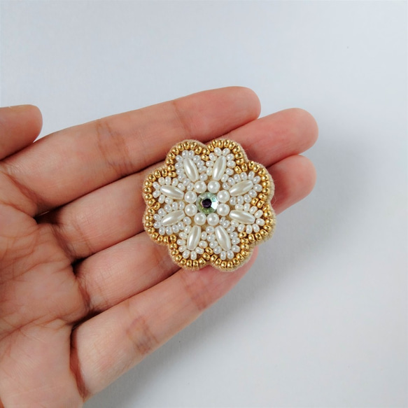 ビーズ刺繍♢花のブローチ＃102アイボリー×ゴールド 5枚目の画像