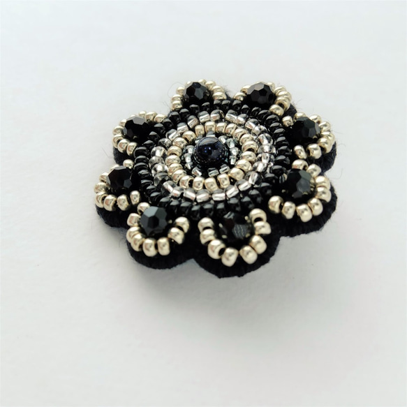 ビーズ刺繍♢花のブローチブラック×シルバー 2枚目の画像