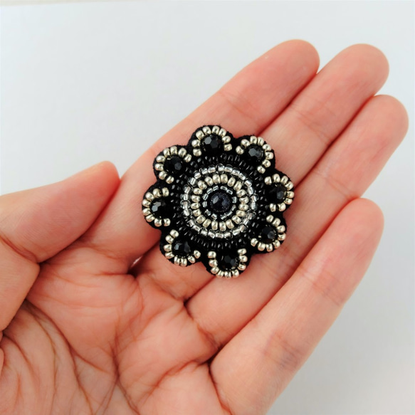 ビーズ刺繍♢花のブローチブラック×シルバー 5枚目の画像