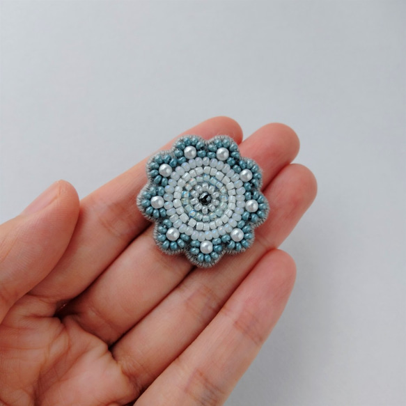 ビーズ刺繍♦花のブローチ#002 グレー 6枚目の画像