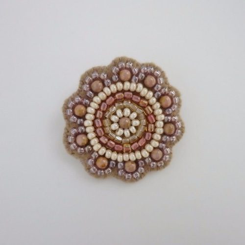 送料無料]ビーズ刺繍♢花のブローチ#005 ベージュ ブローチ isoa 