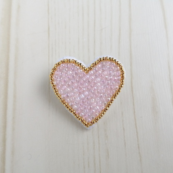 マグネットブローチ ハート ビーズ刺繍 マグネットブローチ💖ハート💖ビーズ刺繍の通販 by カーラ's