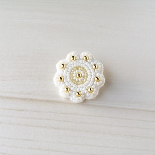 ビーズ刺繍♢花のブローチ#017 ホワイト＆ゴールド ブローチ isoa 