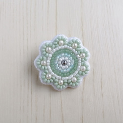 ビーズ刺繍♦花のブローチ#019 ミントグリーン 1枚目の画像