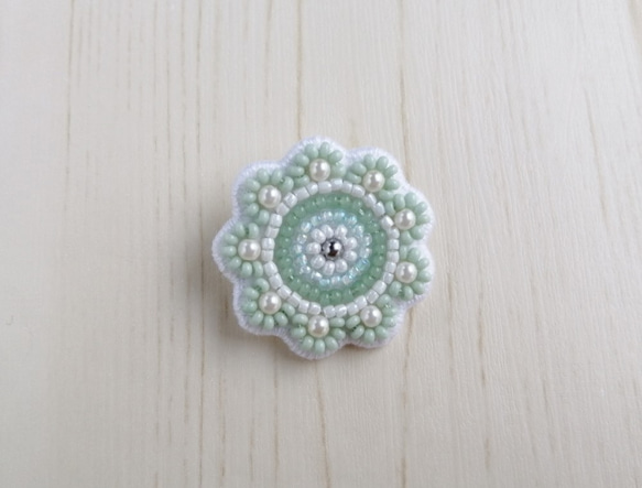 ビーズ刺繍♦花のブローチ#019 ミントグリーン 1枚目の画像