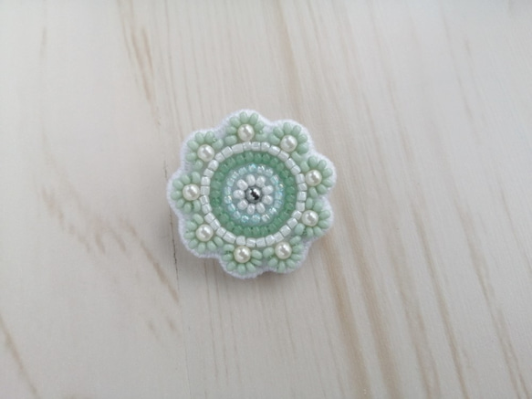 ビーズ刺繍♦花のブローチ#019 ミントグリーン 2枚目の画像