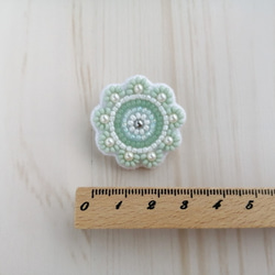 ビーズ刺繍♦花のブローチ#019 ミントグリーン 4枚目の画像