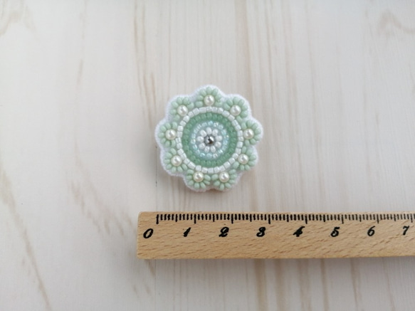 ビーズ刺繍♦花のブローチ#019 ミントグリーン 4枚目の画像