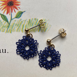 シンプル小花のタティングレースのピアス/イヤリング 紺 2枚目の画像
