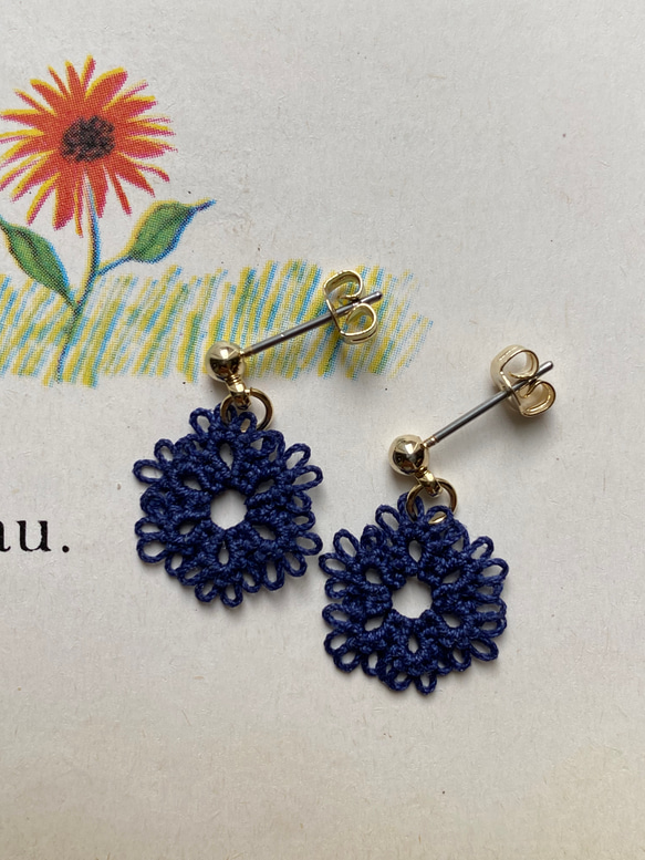 シンプル小花のタティングレースのピアス/イヤリング 紺 2枚目の画像