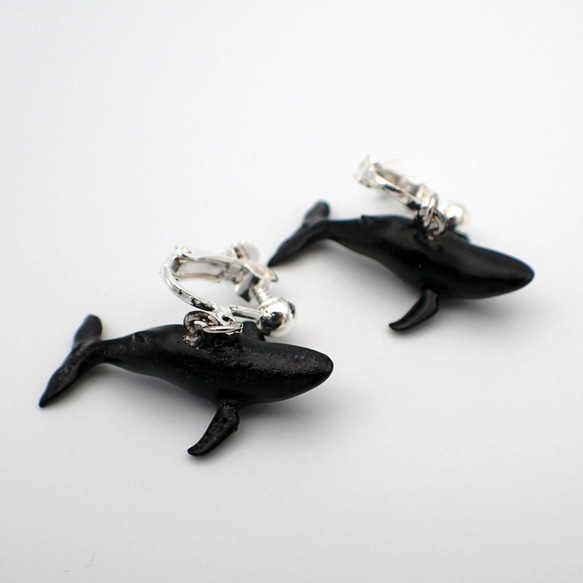 シロナガスクジラのイヤリング【カラー：ブラック】 1枚目の画像