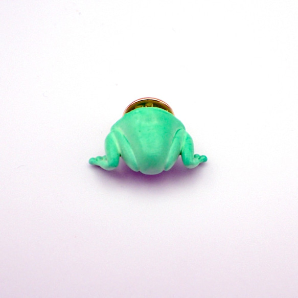 刺さってるカエルのピンバッジ【蛙のお尻ピンバッジ：グリーン】 1枚目の画像