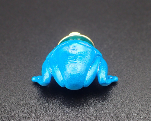 入荷nowオンラインストア 刺さってるカエルのピンバッジ【蛙のお尻ピンバッジ：ブルー キッズコスチュームアクセサリー
