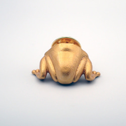 刺さってるカエルのピンバッジ【蛙のお尻ピンバッジ：ゴールド】 1枚目の画像