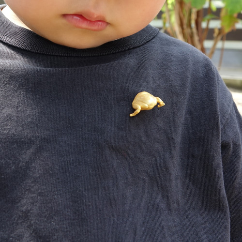 刺さってるカエルのピンバッジ【蛙のお尻ピンバッジ：ゴールド
