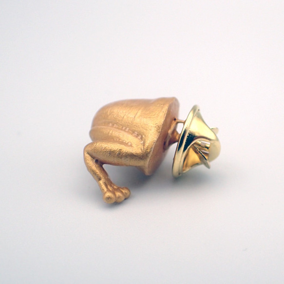刺さってるカエルのピンバッジ【蛙のお尻ピンバッジ：ゴールド】 6枚目の画像