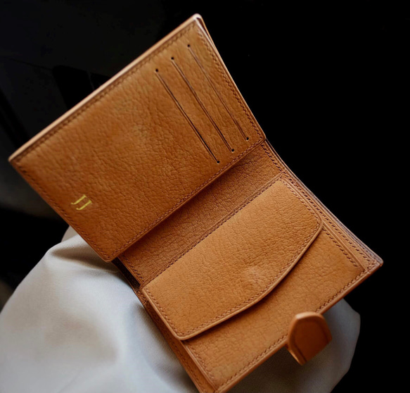 ベルト留め二つ折り財布　縦型 コンパクト財布 4枚目の画像