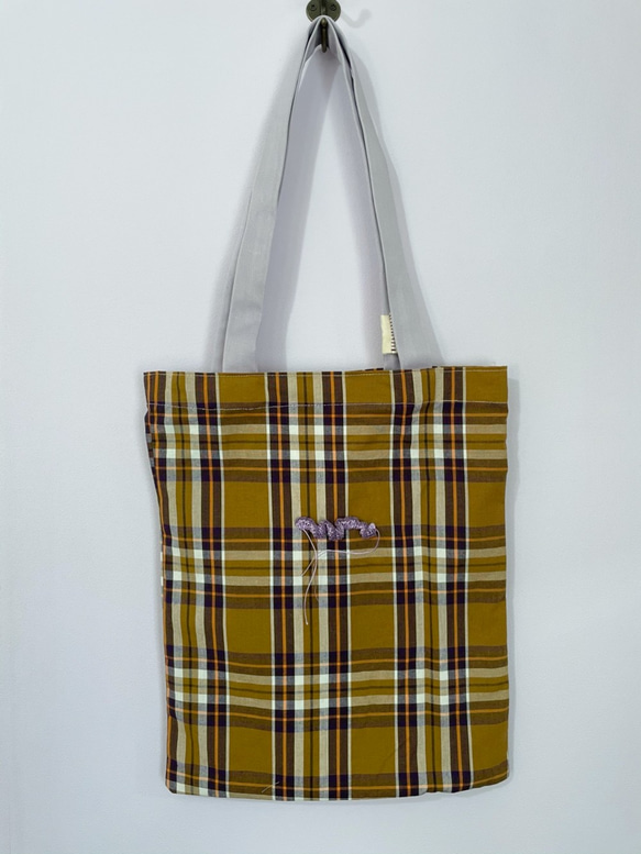 なみなみ刺繍のリメイクトートバッグ　黄土色×紫　チェック 1枚目の画像
