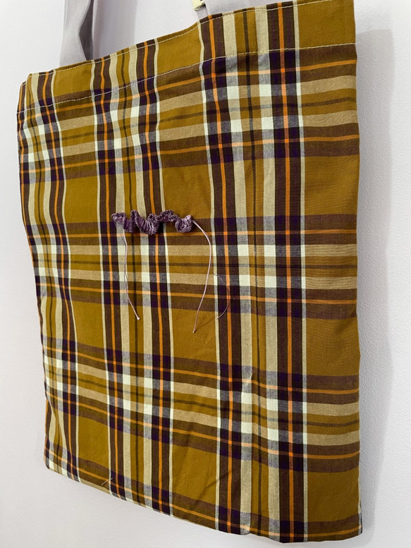 なみなみ刺繍のリメイクトートバッグ　黄土色×紫　チェック 2枚目の画像