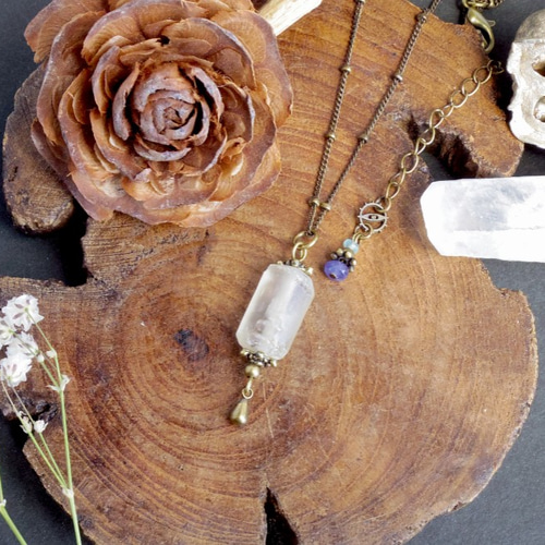 古代ローマンガラスのペンダントヘッドにローマンガラスと赤メノウの