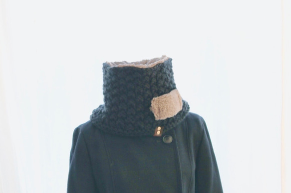 男女皆宜的黑色Kanoko針織皮革和生態毛皮吊牌領口脖子保暖器 第7張的照片