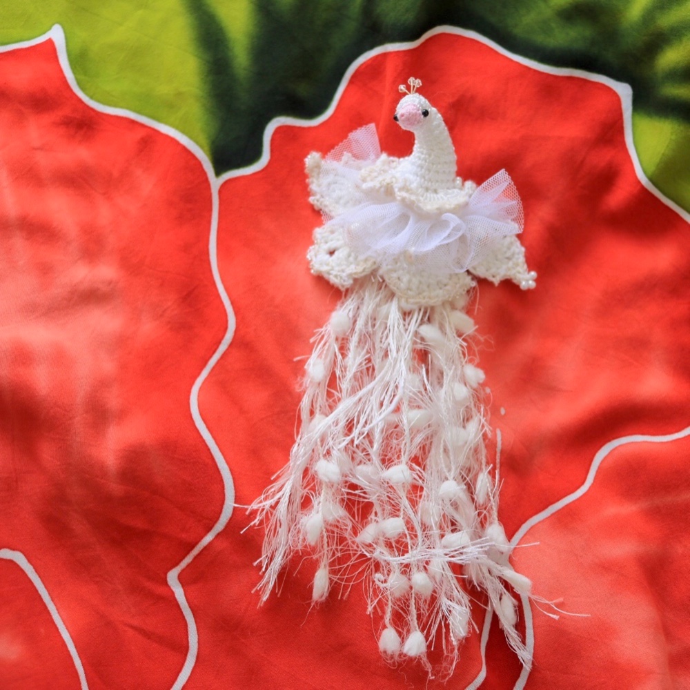 見返り美人白孔雀のブローチ　ホワイトクジャク　peacock