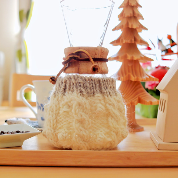 【受注制作】ケメックス ケーブル編み　コーヒーコジー 3カップ用カバー　ミルク＆アイスグレージュ 2枚目の画像