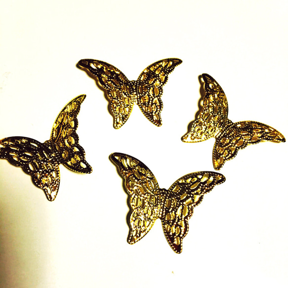 蝶の透かしパーツ 1枚目の画像