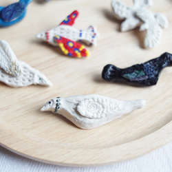 刺繍と粘土のブローチ「白い鳥a」 3枚目の画像