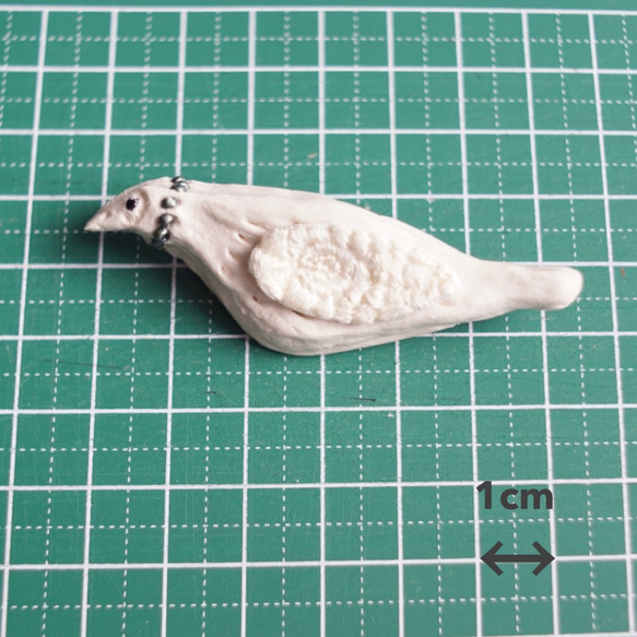 刺繍と粘土のブローチ「白い鳥a」 4枚目の画像