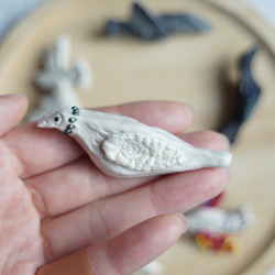 刺繍と粘土のブローチ「白い鳥a」 5枚目の画像