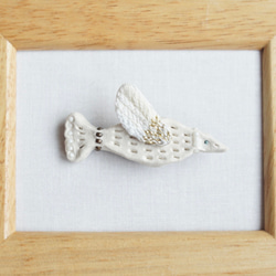 刺繍と粘土のブローチ「白い鳥b」 1枚目の画像