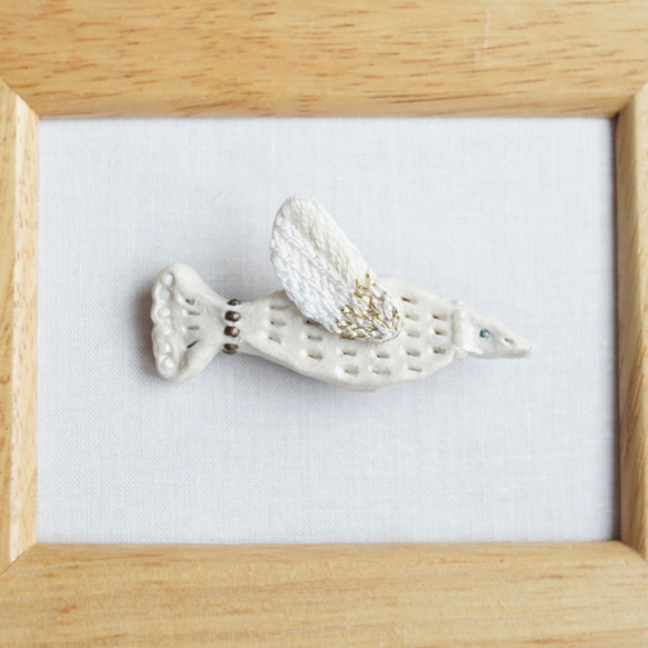 刺繍と粘土のブローチ「白い鳥b」 1枚目の画像