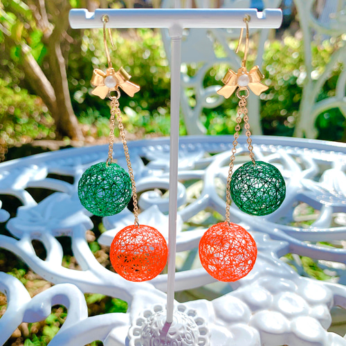 糸玉ピアス 【クリスマス】 ゆらゆら ふわふわ コットンボール Xmas