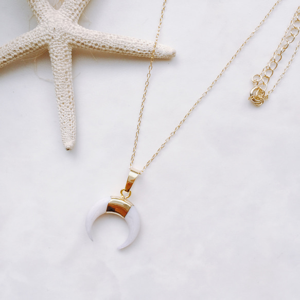 White shell moon necklace 1枚目の画像