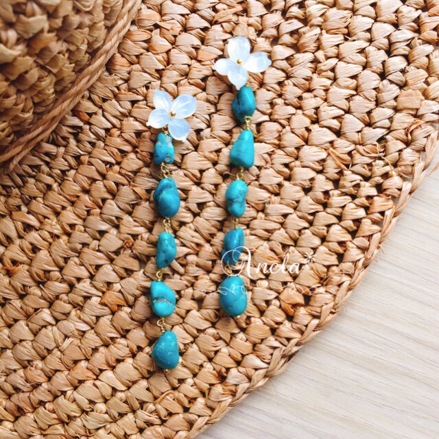 ターコイズラインとflower shellのロングピアス Ω ピアス