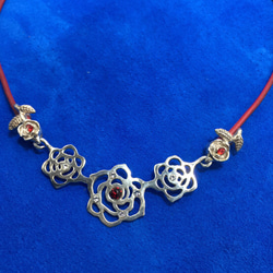 薔薇３輪ネックレス 2枚目の画像