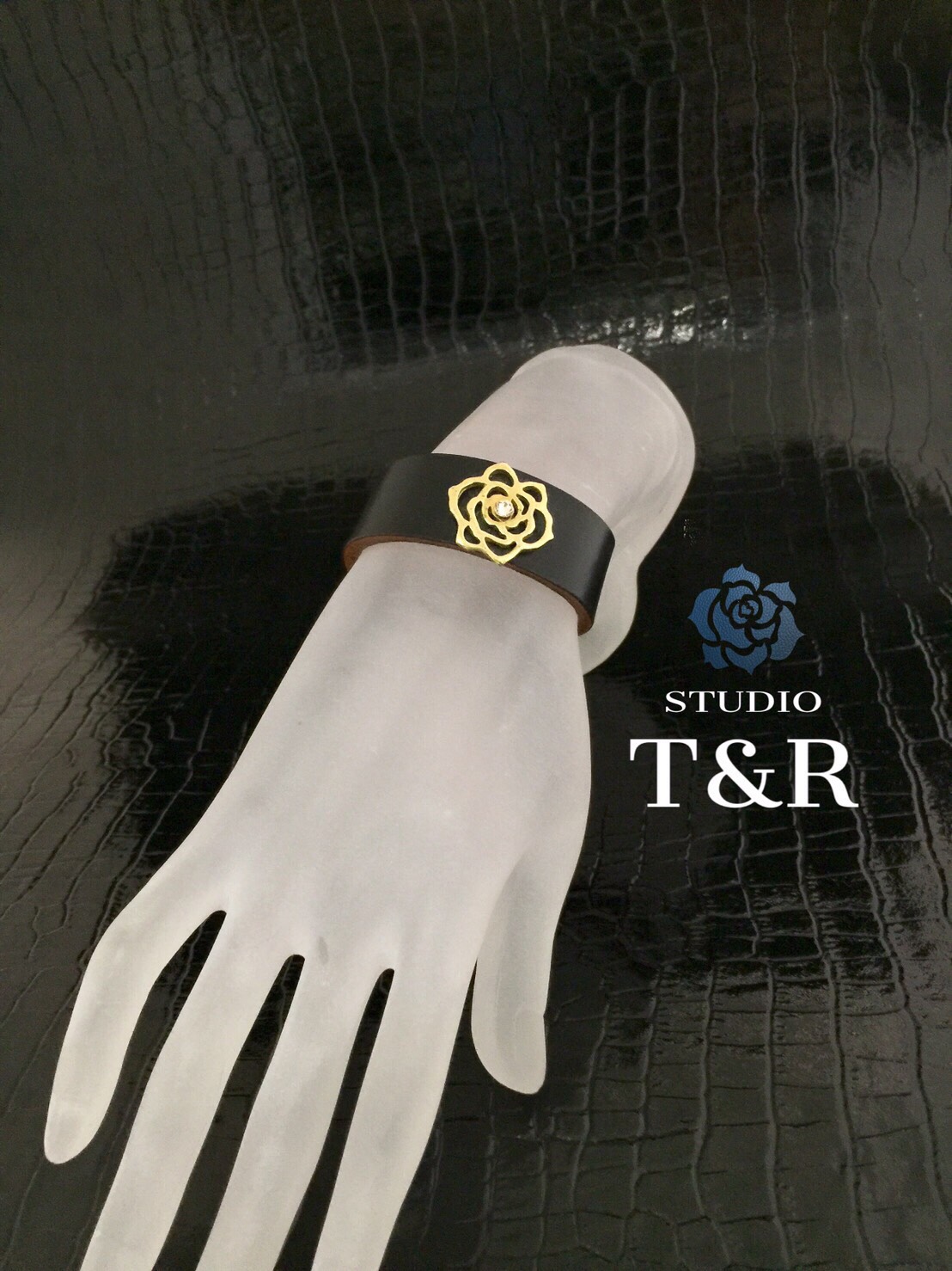 透かし薔薇のブレスレット(ブラック) 9,472円