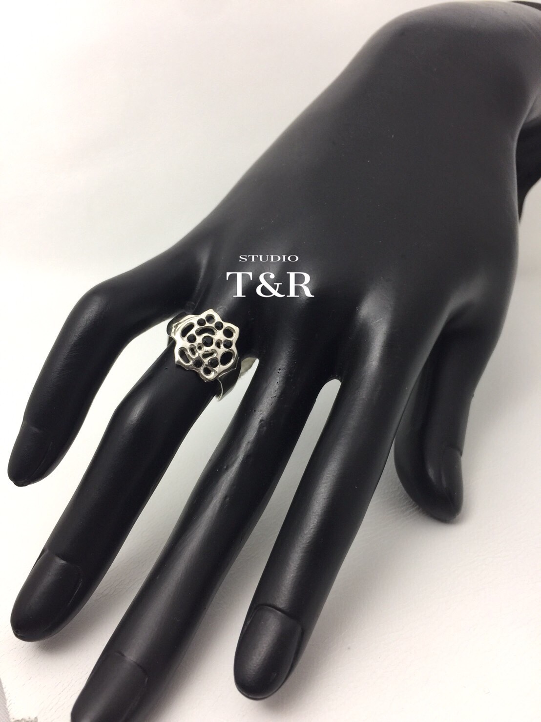 薔薇透かしRing(ブラック) 13,800円