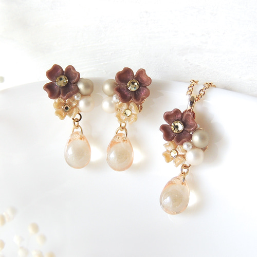 ほんのり輝くブラウンカラーのお花ネックレス&イヤリング(ピアス  