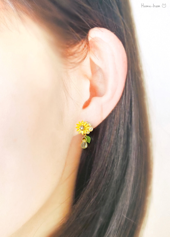 夏めく向日葵と1粒しずくのミニイヤリング(受注制作)《イエロー　小ぶり　誕生花》 2枚目の画像