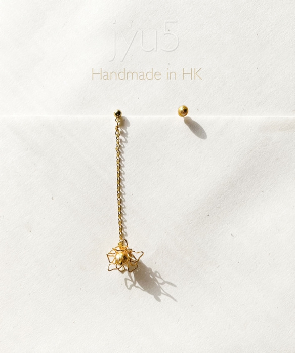 金箔淡水真珠形の花のイヤリング 1枚目の画像