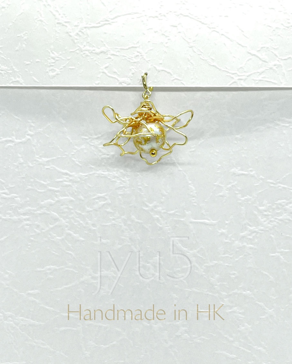 金箔淡水珍珠造型花吊飾 第1張的照片