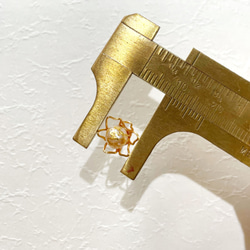 6瓣花造型金箔淡水珍珠耳環 第3張的照片