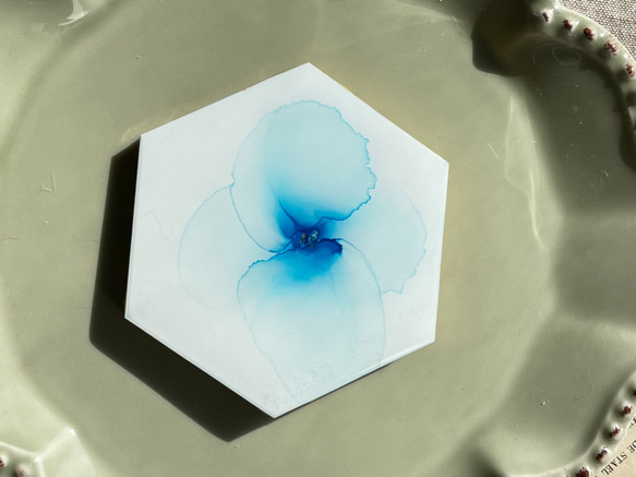 アルコールインクアート　ヘキサゴン　コースター　淡いブルーの花びら　レジンコーティング済み 2枚目の画像