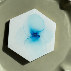 アルコールインクアート　ヘキサゴン　コースター　淡いブルーの花びら　レジンコーティング済み 3枚目の画像