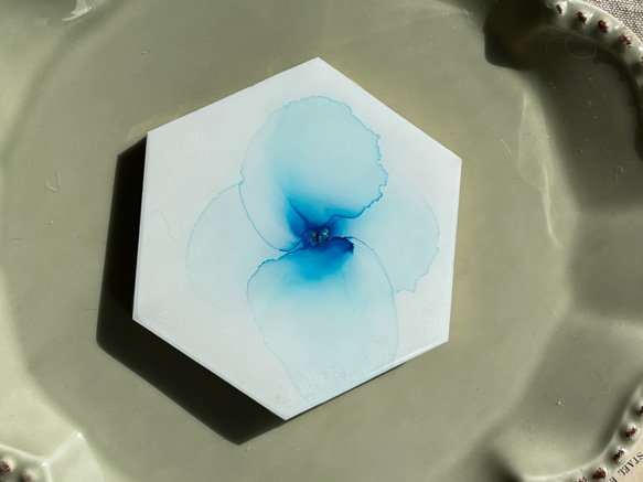 アルコールインクアート　ヘキサゴン　コースター　淡いブルーの花びら　レジンコーティング済み 3枚目の画像
