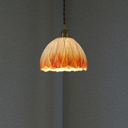 花びら型ペンダントライト オレンジ 花びらが風になびく、オレンジ色のペンダントライト （コード