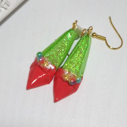 赤とキラキラ黄緑折り紙で折った人魚姫風ミニチュアハイヒールにマーメイドパールと星のモチーフをレンジコーティングしたピアス 3枚目の画像
